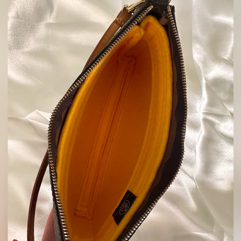 Louis Vuitton Monogram Canvas pochette Shoulder Bag